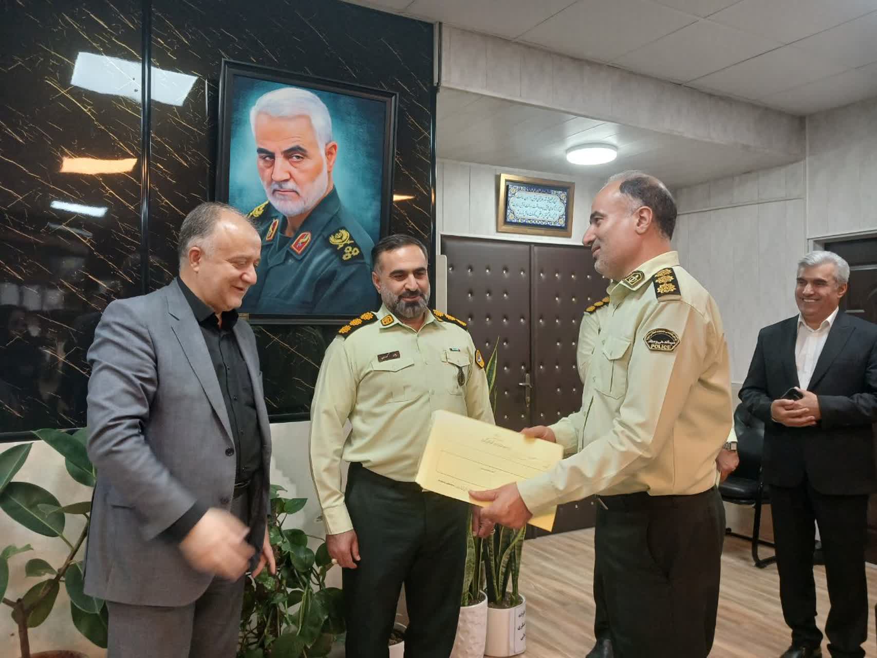 دیدار مهدی مهرور با فرمانده نیروی انتظامی شهرستان به مناسبت هفته نیروی انتظامی