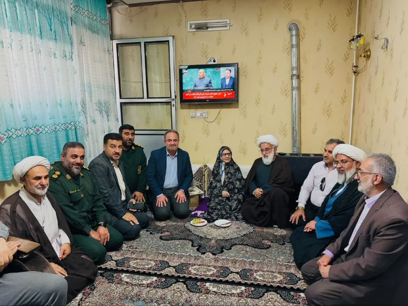دیدار مسئولان ماهدشت با خانواده شهدای دفاع مقدس و جانباز جنگ ۱۲ روزه